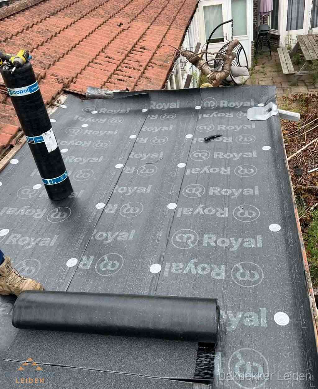 Plat dak met nieuwe bitumen dakbedekking en brandgereedschap in Leiden Plat dak met nieuwe bitumen dakbedekking en brandgereedschap in Leiden