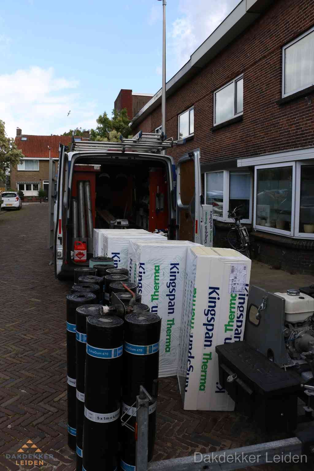 Plat dak met bitumen dakbedekking en brander in Leiden Plat dak met bitumen dakbedekking en brander in Leiden