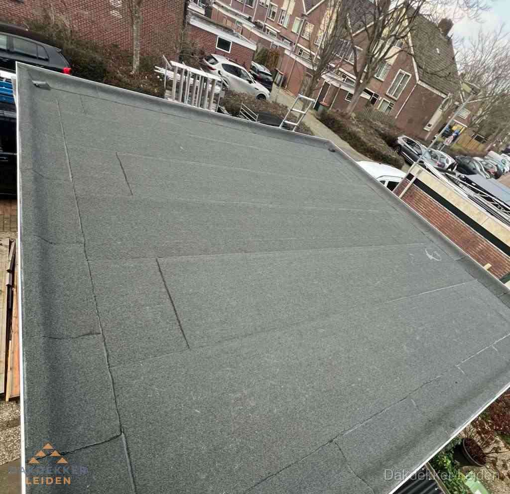 Nieuwe bitumen dakbedekking op plat dak van garage in Leiden Nieuwe bitumen dakbedekking op plat dak van garage in Leiden