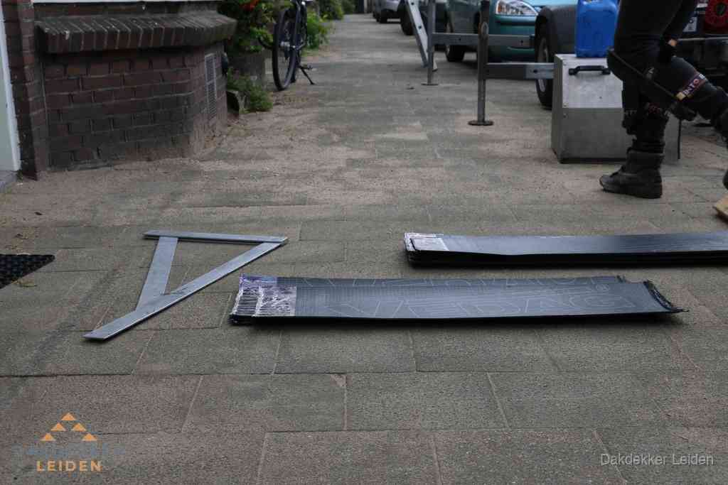 Dakbedekkingsmateriaal en zinkwerk klaargelegd voor reparatie in Leiden Dakbedekkingsmateriaal en zinkwerk klaargelegd voor reparatie in Leiden
