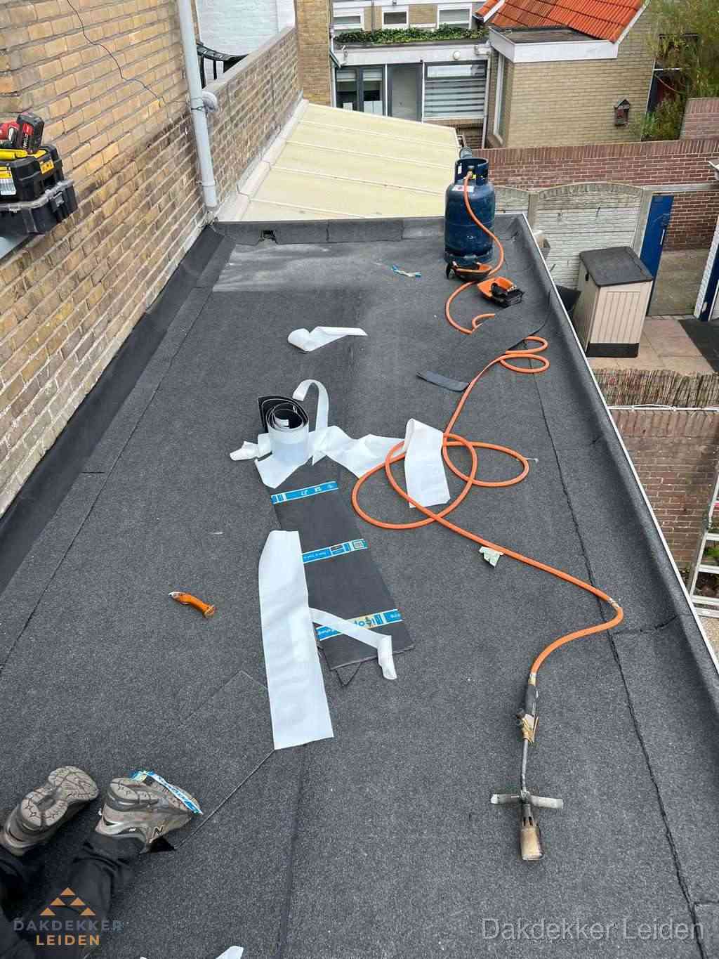 Dakdekker brengt EPDM dakbedekking aan op plat dak in Leiden Dakdekker brengt EPDM dakbedekking aan op plat dak in Leiden