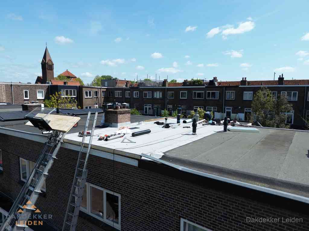 Dakdekkers aan het werk op plat dak in Leiden Dakdekkers aan het werk op plat dak in Leiden