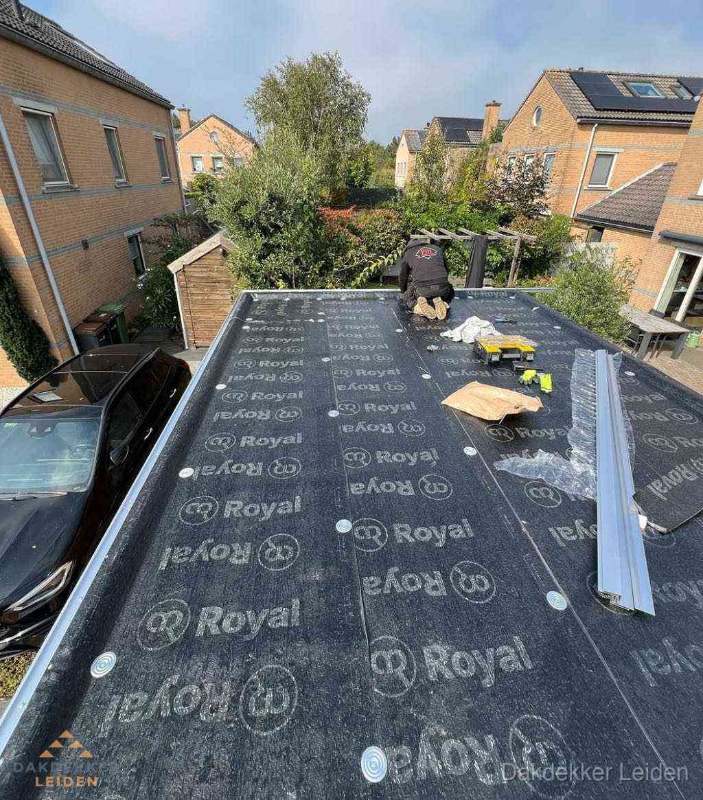 Dakdekker aan het werk op plat dak renovatie in Leiden Dakdekker aan het werk op plat dak renovatie in Leiden