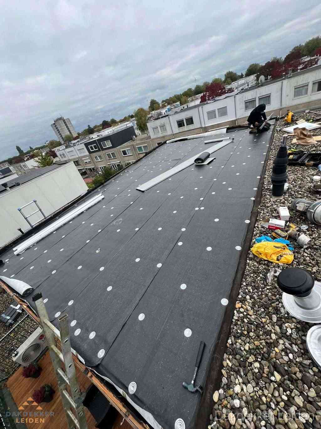 Dakleer vervangen op groot plat dak door dakdekker in Leiden Dakleer vervangen op groot plat dak door dakdekker in Leiden