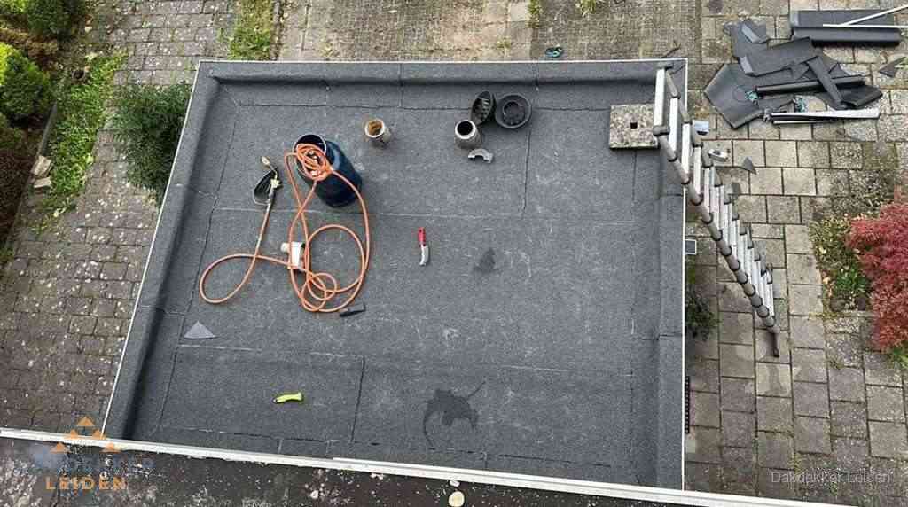 Plat dak met nieuwe bitumen bedekking in Leiden Plat dak met nieuwe bitumen bedekking in Leiden