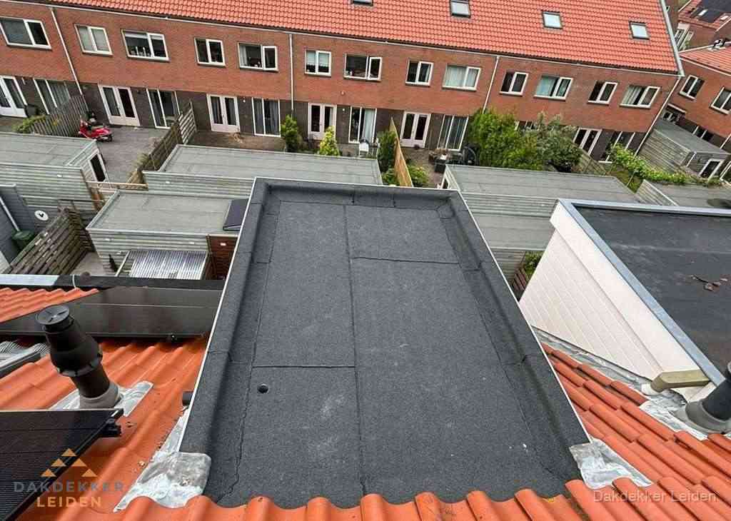 Plat dak met bitumen bedekking naast dakkapel in Leiden Plat dak met bitumen bedekking naast dakkapel in Leiden