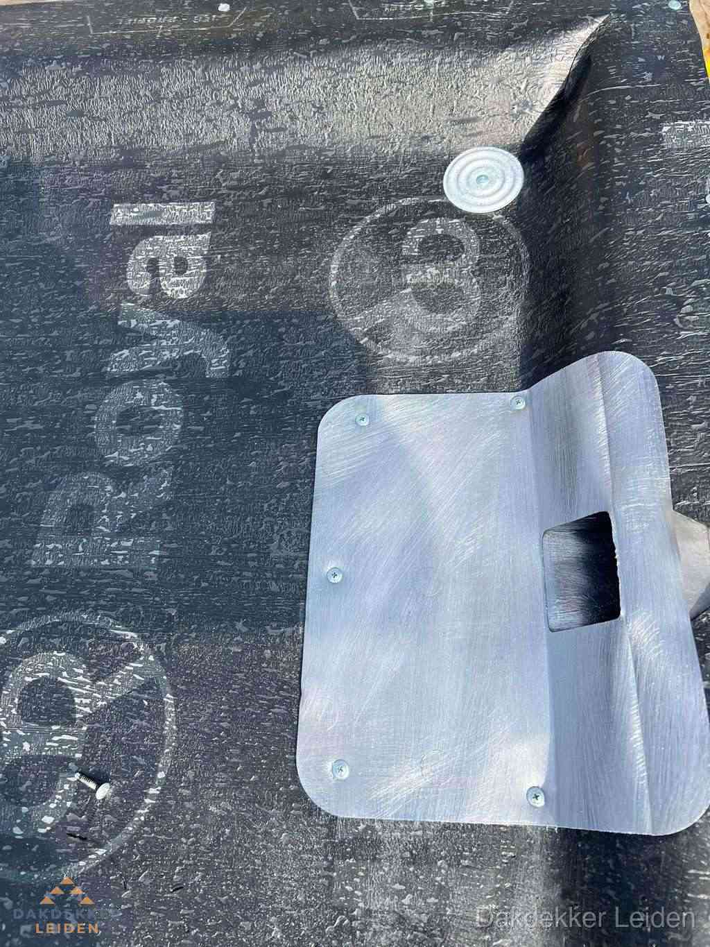 Dakdoorvoer met metalen afvoerplaat op bitumen dak in Leiden Dakdoorvoer met metalen afvoerplaat op bitumen dak in Leiden