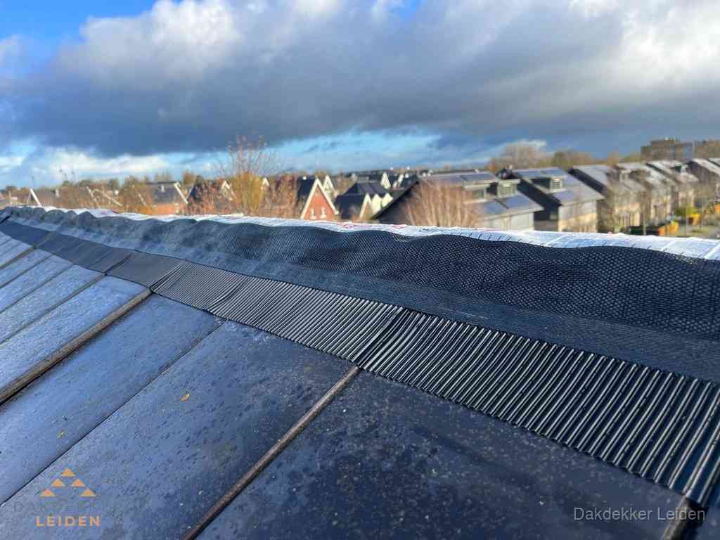 Dakisolatie bij de nok met ventilatieprofiel op schuin dak in Leiden Dakisolatie bij de nok met ventilatieprofiel op schuin dak in Leiden