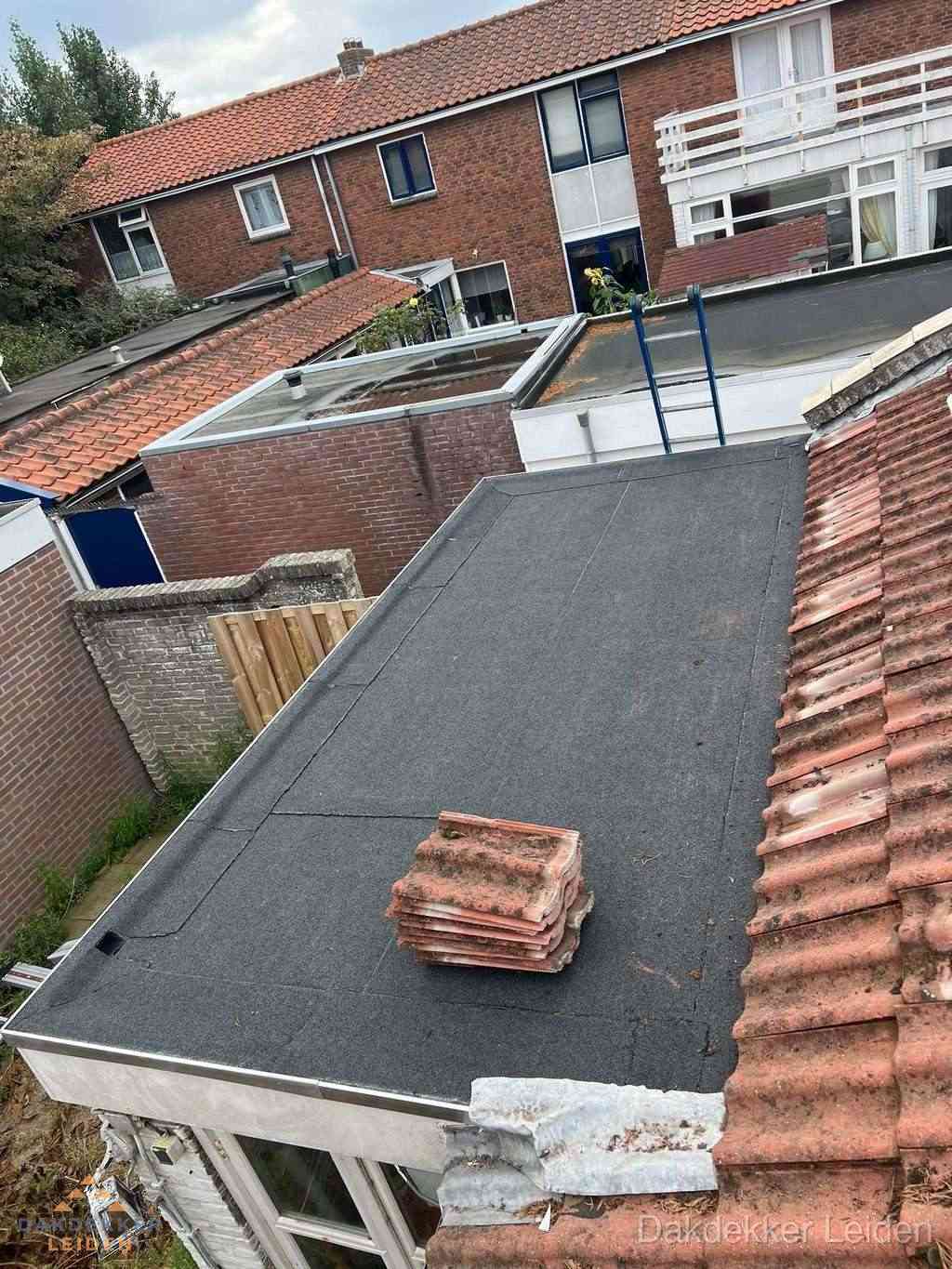 Aanbouw plat dak met reservepannen voor dakpannen vervangen in Leiden Aanbouw plat dak met reservepannen voor dakpannen vervangen in Leiden