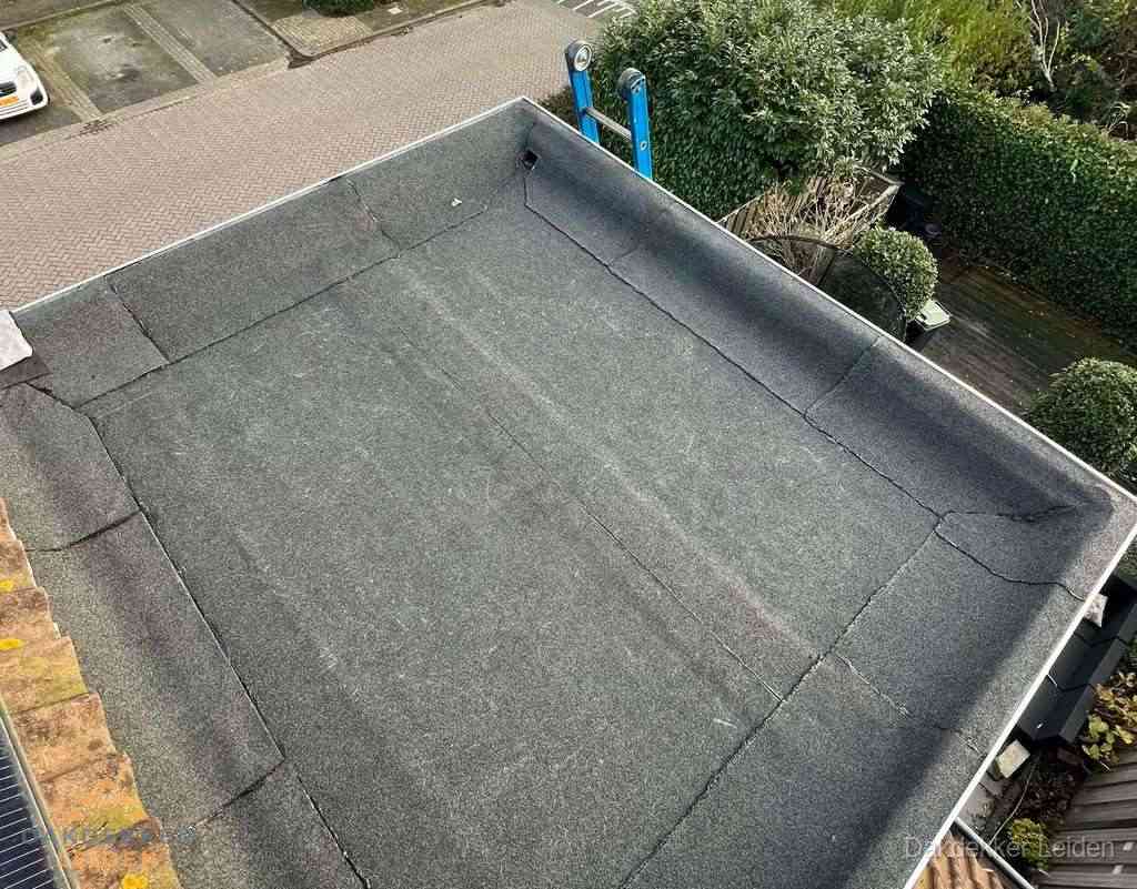 Gerenoveerd plat dak met nieuwe bitumen dakbedekking in Leiden Gerenoveerd plat dak met nieuwe bitumen dakbedekking in Leiden