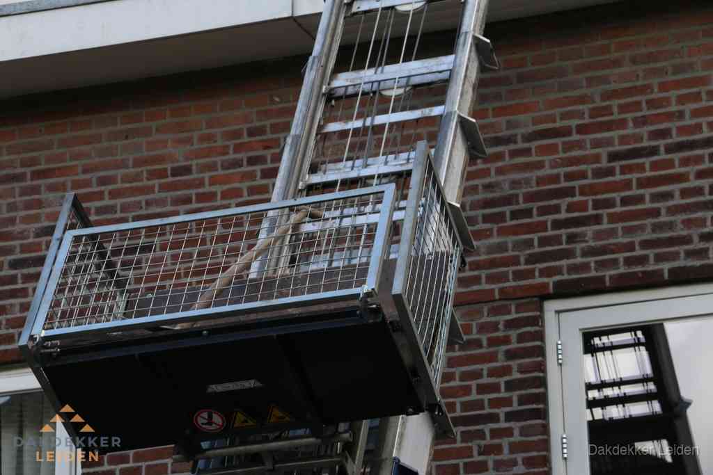 Ladderlift met dakpannen voor dakpan reparatie in Leiden Ladderlift met dakpannen voor dakpan reparatie in Leiden