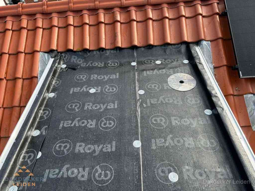 Nieuw dak met dakpannen en Royal onderlaag bij woning in Leiden Nieuw dak met dakpannen en Royal onderlaag bij woning in Leiden
