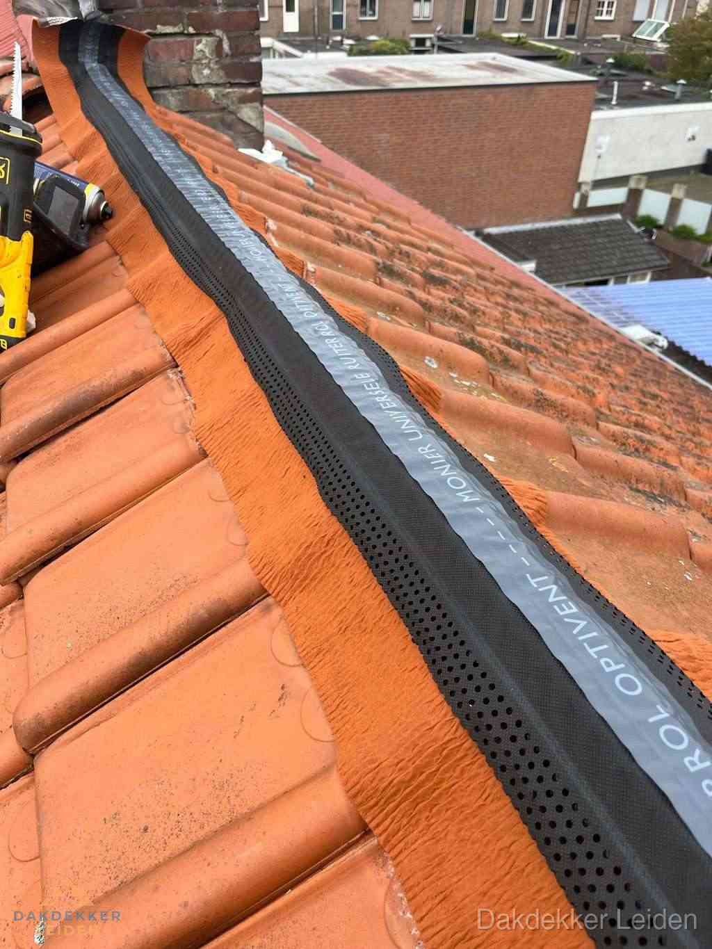 Plat dak aanbouw met bitumen naast schuin pannendak in Leiden Plat dak aanbouw met bitumen naast schuin pannendak in Leiden