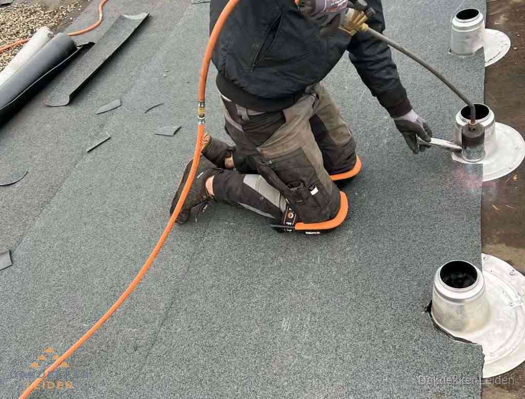 Gereedschap op nieuw plat dak na renovatie in Leiden Gereedschap op nieuw plat dak na renovatie in Leiden