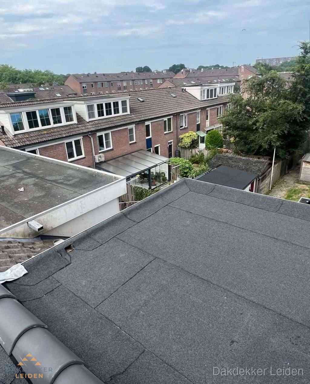 Vernieuwd plat dak met bitumen in woonwijk in Leiden Vernieuwd plat dak met bitumen in woonwijk in Leiden