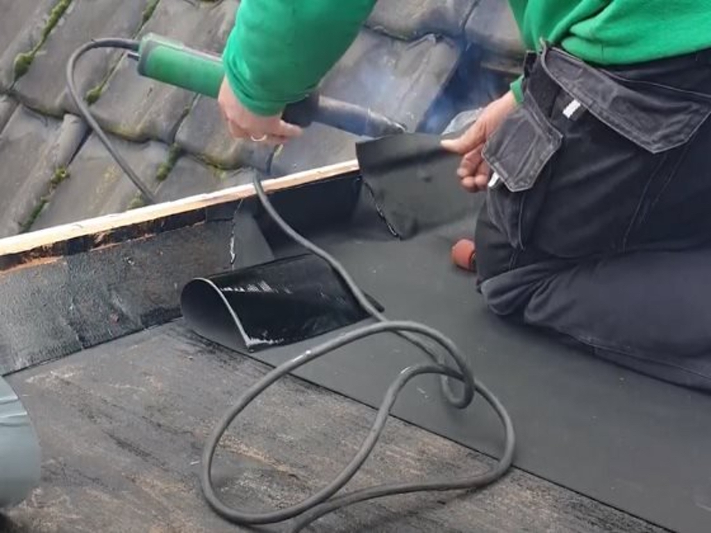 Hoe lang duurt het herstel van een daklekkage?